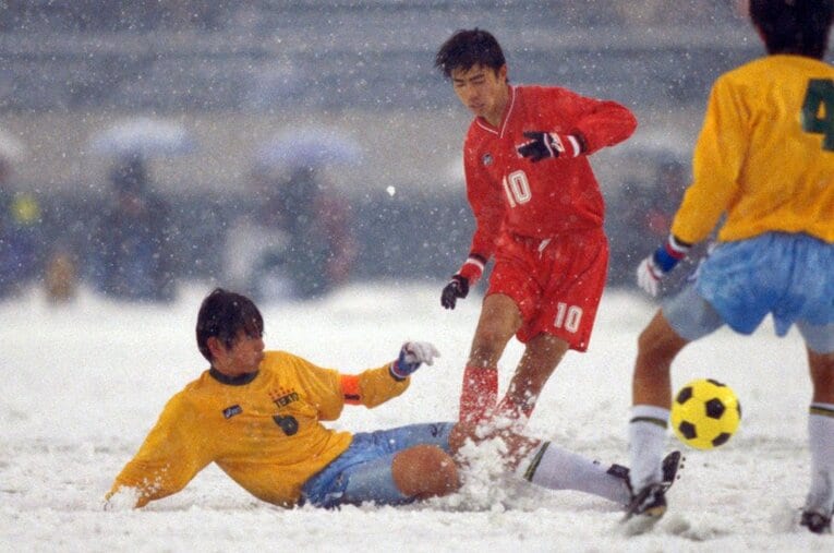 本山雅志（東福岡）vs中田浩二（帝京）　©Sports Graphic Number