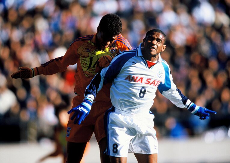 フリューゲルス時代のサンパイオ　©Sports Graphic Number