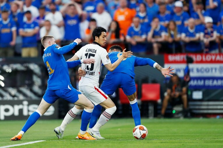 鎌田大地の号泣と“日の丸スパイク”に思い出す4年前の「カタールW杯には絶対出たいですよ」 長谷部誠とのEL優勝写真に“秘められた熱量”とは(13)