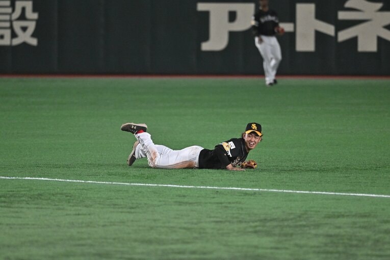 今宮健太の空中アクロバティックプレー（4/6）　©Hideki Sugiyama