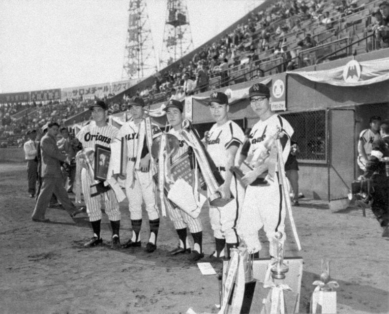 1959年のプロ野球、右から最優秀選手賞・最優秀防御率・最多勝の杉浦忠、首位打者の杉山光平、打点王の葛城隆雄、新人王の張本勲、本塁打王の山内和弘 ©KYODO