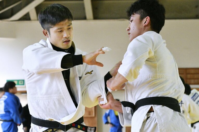 天理大で調整を行なう丸山（左）。現在27歳で2024年のパリ五輪は30歳で迎えることになる ／ photograph by KYODO