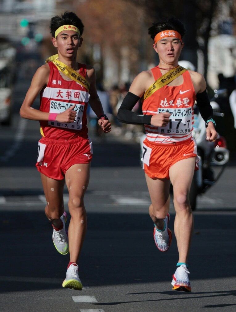 昨年の全国高校駅伝アンカーで優勝した佐久長聖と先頭を争う大牟田高の村上　©︎JIJI PRESS　