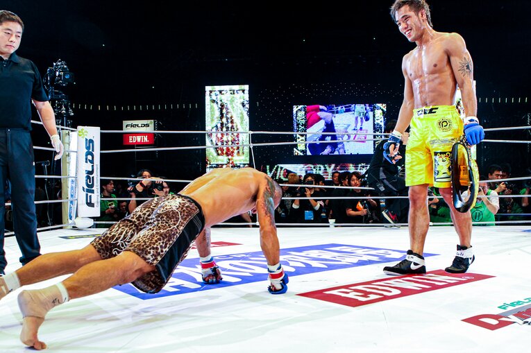 金原に敗れた直後、リング上で腕立て伏せをするKID　©Susumu Nagao