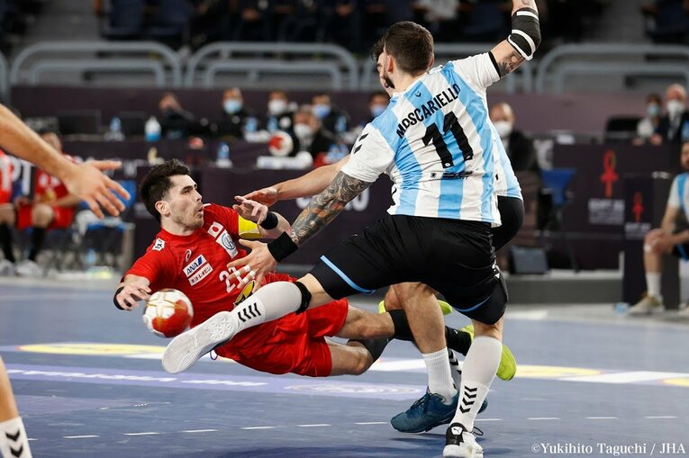 世界選手権でアルゼンチン代表と競り合う土井。東京五輪での躍進を誓った