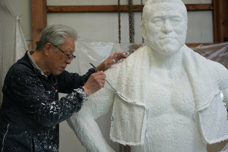 作業を続ける井野雅文さん