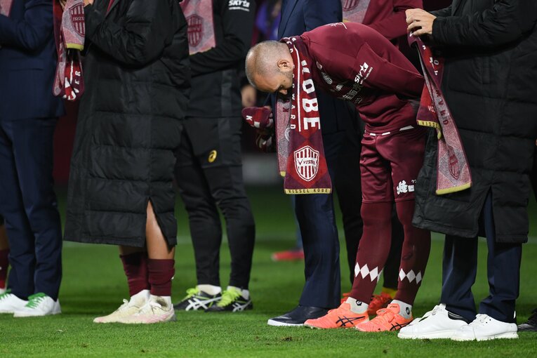 深々とサポーターに礼をするアンドレス・イニエスタ（2020年撮影）