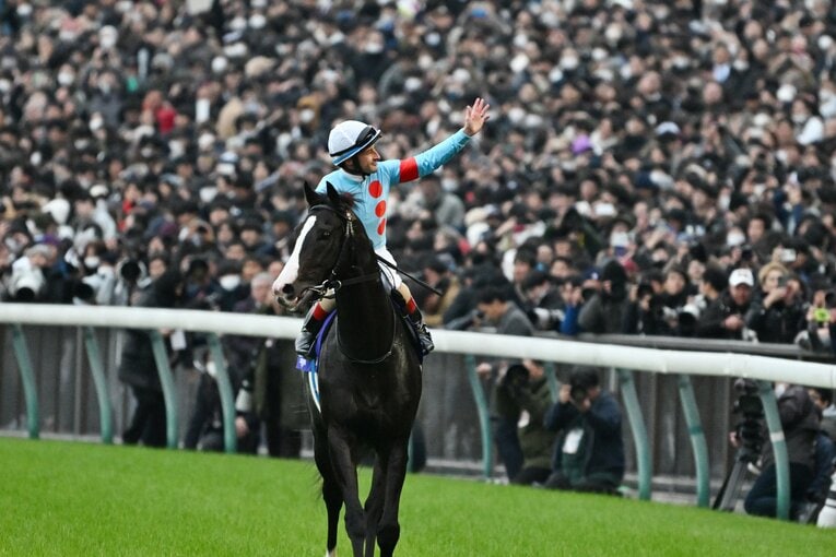 大観衆の声援に応えるクリストフ・ルメール　©Keiji Ishikawa