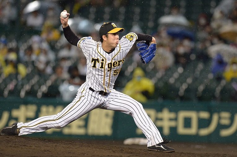 雨中の一戦で力投する“雨柳さん”こと青柳晃洋。交流戦明けも好投に期待が集まる ／ photograph by Sankei Shimbun