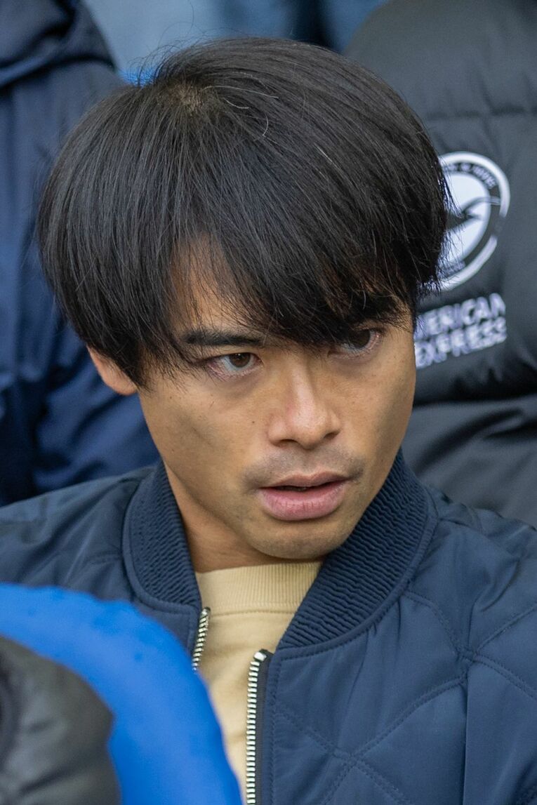 3月10日のノッティンガム・フォレスト戦。ベンチ裏で観戦する三笘薫　©AFLO