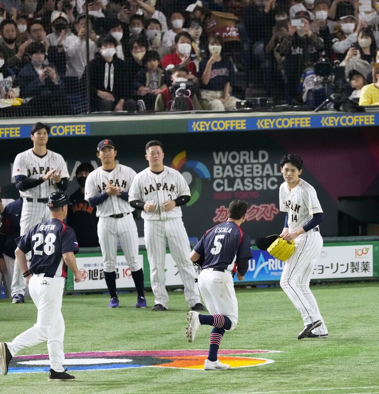 チェコ戦。死球を与えて謝る佐々木朗希、応えるエスカラ。2人の交流は続いていた ©KYODO
