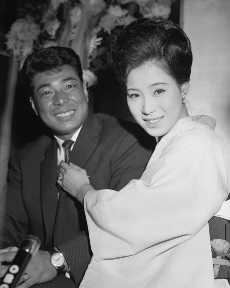 1962年10月25日、婚約発表会見を行う歌手・島倉千代子と阪神タイガース・藤本勝巳（東京・新橋の第一ホテル）　©KYODO