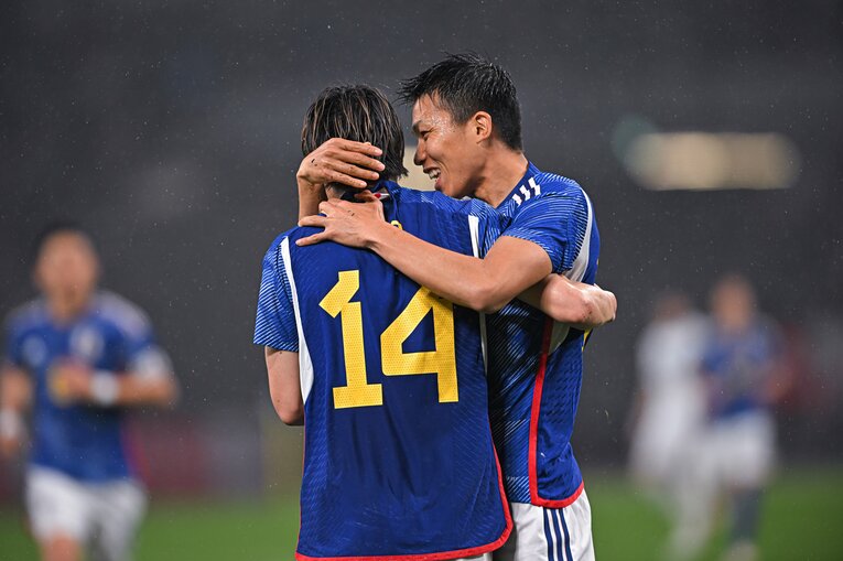 アシストした伊東純也とハグする西村拓真　©︎Takuya Kaneko/JMPA