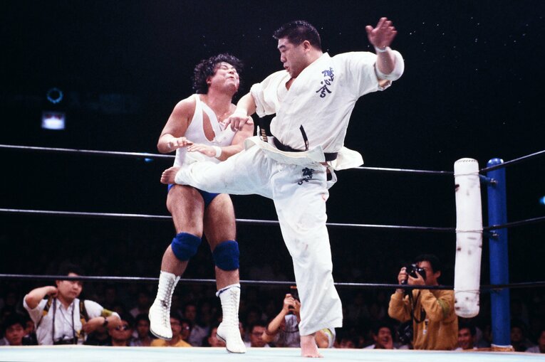 1989年10月にプロレスデビューを飾った青柳政司。大仁田厚に強烈な蹴りを叩き込む