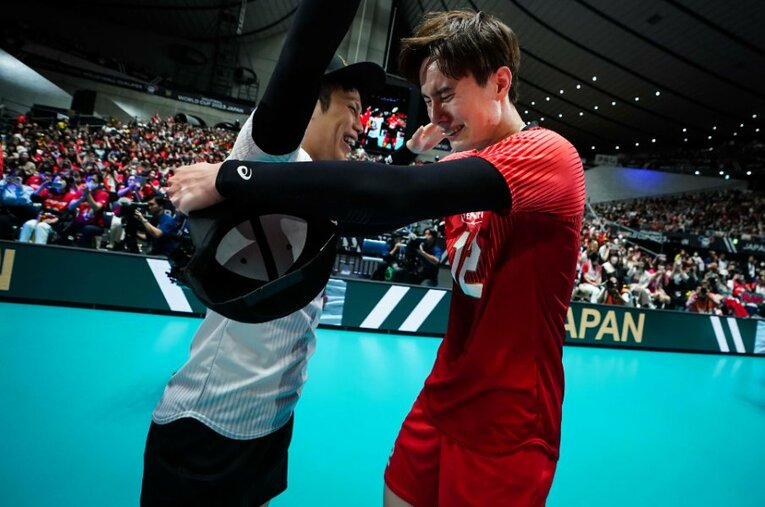 涙する高橋藍を笑顔で迎えるリベロ山本智大　©FIVB
