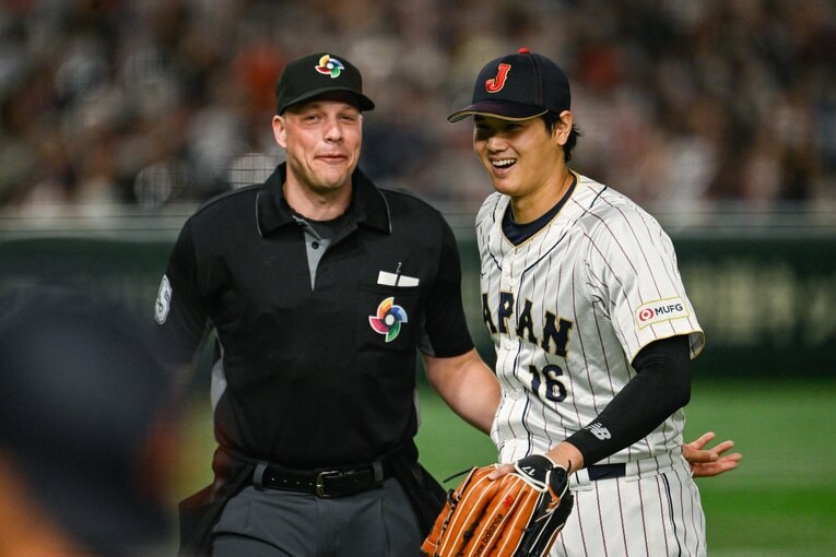 主審も大谷も笑顔　©Nanae Suzuki