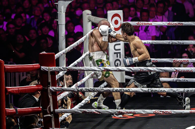 ロープ際でドヘニーを攻める井上尚弥（1枚目／全2枚）©Takuya Sugiyama