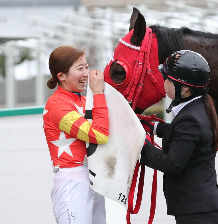 史上初のJRA女性騎手4人がそろい踏みとなったレースをヒノクニで制し、笑顔の今村聖奈　©Sankei Shinbun