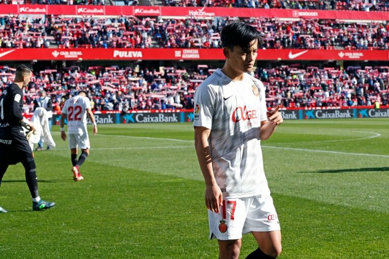久保建英vsバルサがW杯イヤーのリーガ初戦… 年末の試合で見た「タケの身体の進化」と新星たちの奮起〈撮影者の視点〉(37)
