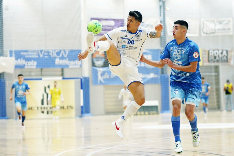 40代と思えぬほど若々しい動きでプレーを続けている©Daisuke Nakashima