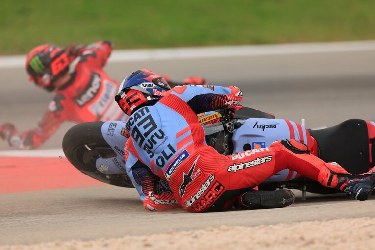 バニャイアとマルケス、最強ライダー同士がまさかの接触。転倒リタイアとなった　©Satoshi Endo