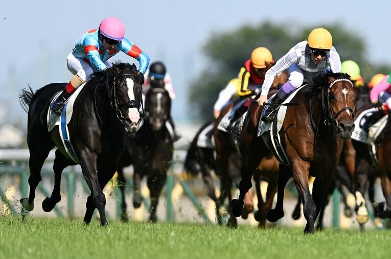 国内外でGIを4連勝中のイクイノックス（左）か、ダービーで同馬を破ったドウデュースか。“最強”の座をかけて両雄が激突する ／ photograph by Keiji Ishikawa