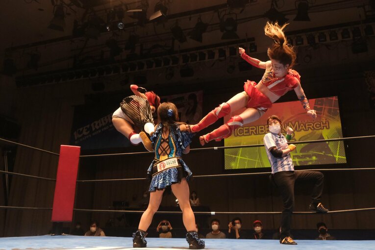 息の合ったダブル・ミサイルキック。試合後には「ドンピシャだった」と振り返った