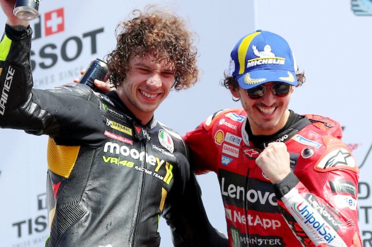 開幕戦ではバニャイア（右）が1位、ベツェッキが3位と、ふたりのVR46アカデミー出身者が表彰台に上った ／ photograph by Satoshi Endo