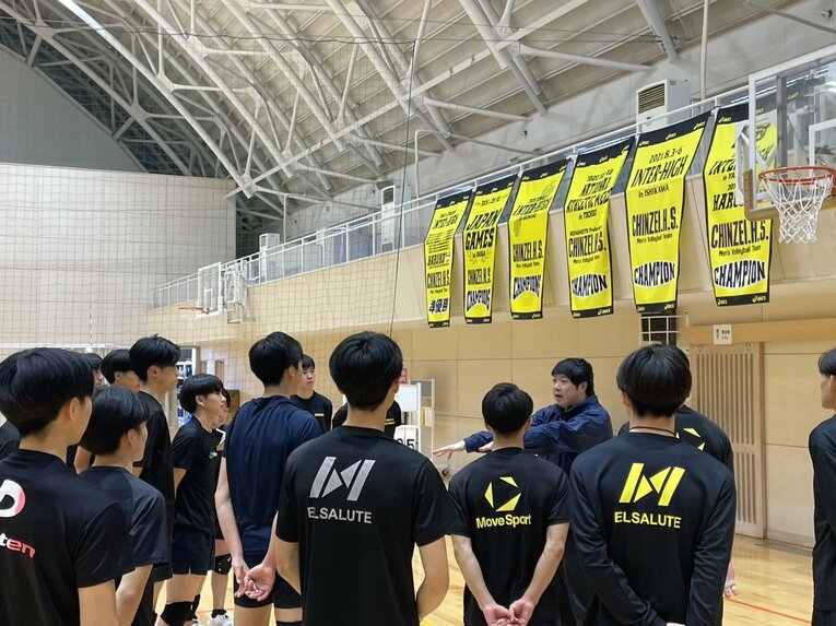 春高を控えた12月中旬、宮迫監督の言葉に耳を傾ける鎮西の選手たち（筆者撮影）