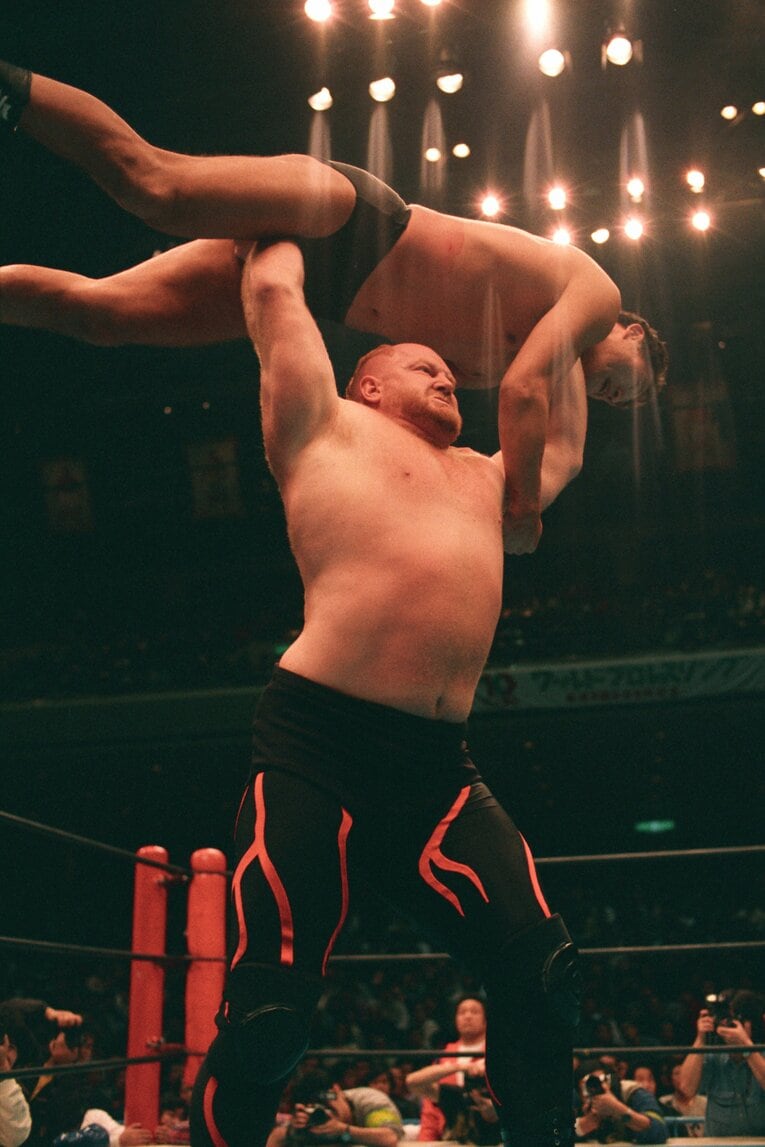 猪木を持ち上げるビッグバン・ベイダー　©Essei Hara