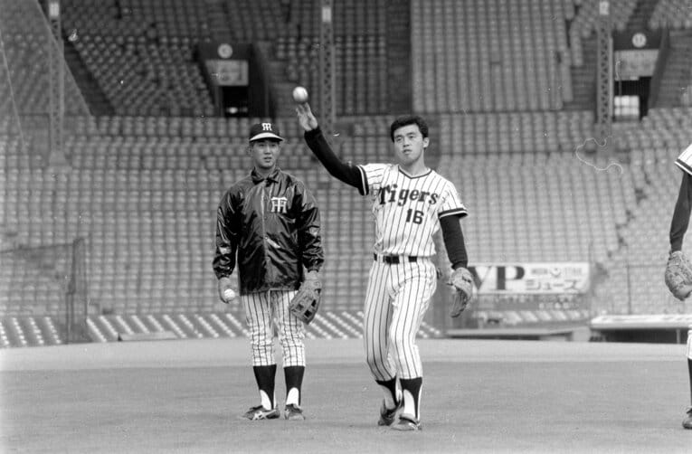 1980年、ルーキーイヤーの岡田彰布と守備走塁コーチ（当時）の安藤統男　©Sankei Shimbun