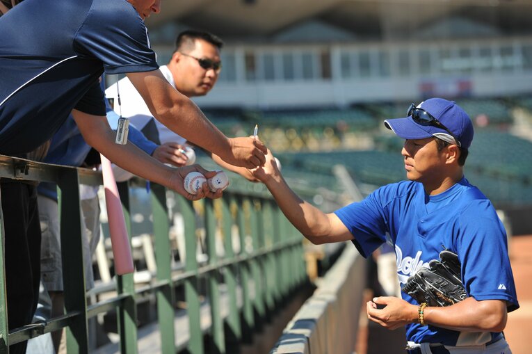 ファンにサインする黒田　©Naoya Sanuki