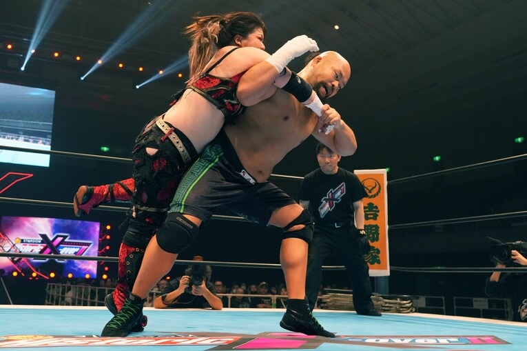 鈴季すずを投げるオーカーン　©Essei Hara