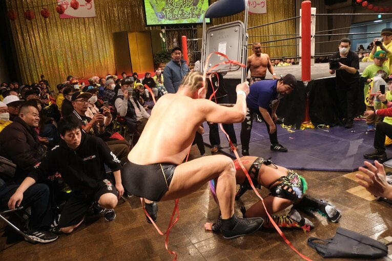 「スターダムをクビになって…」人気女子プロレスラーが初告白　ウナギ・サヤカ“超満員の自主興行”に密着して感じた「不思議な風格」(22)