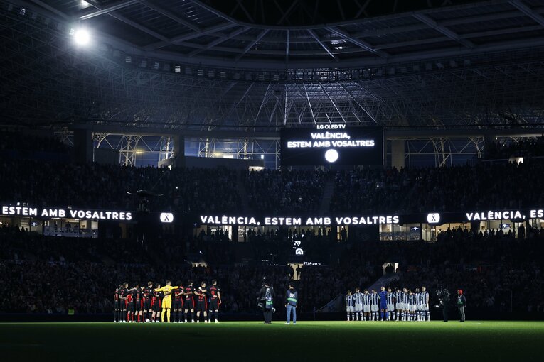 バレンシアの災害被災者へのメッセージシャツを着て、また黙祷が送られた（全3枚中の3枚目）　©Daisuke Nakashima