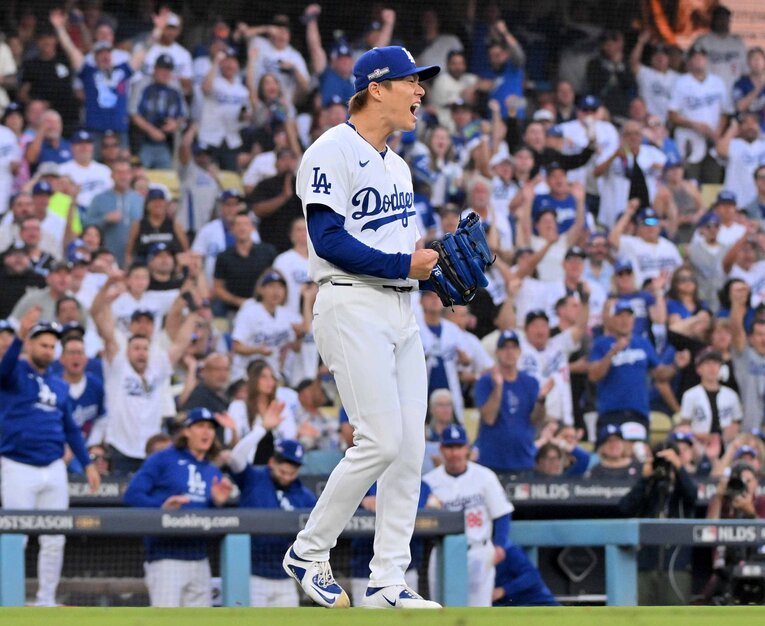 パドレスとの地区シリーズ第5戦、3回のピンチを切り抜け雄叫びをあげる山本由伸　©JIJI PRESS