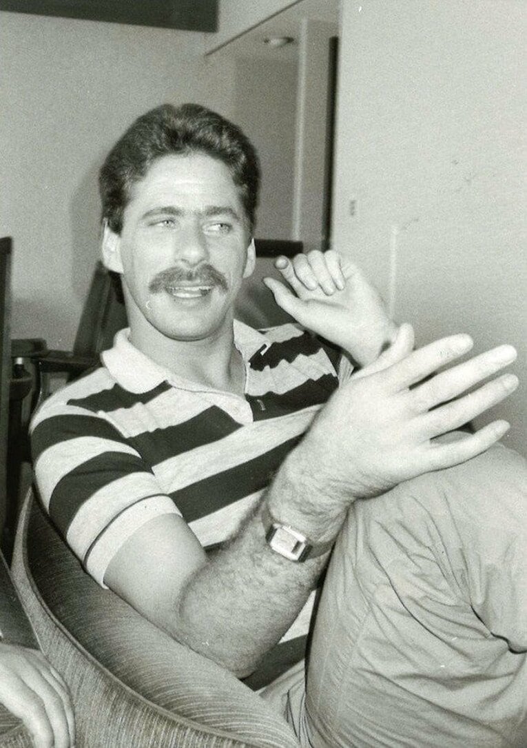 カムストックが雑誌インタビューに応えた際の貴重な写真（1986年撮影）　©BUNGEISHUNJU