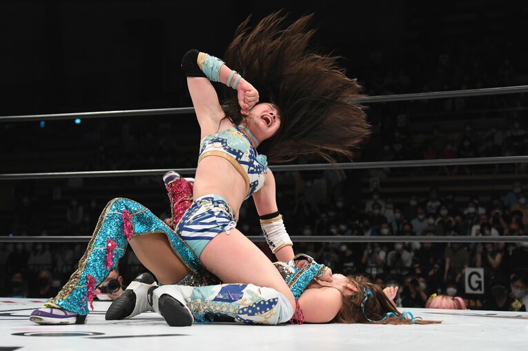 天咲光由はマウントからKAIRIにエルボーを連発