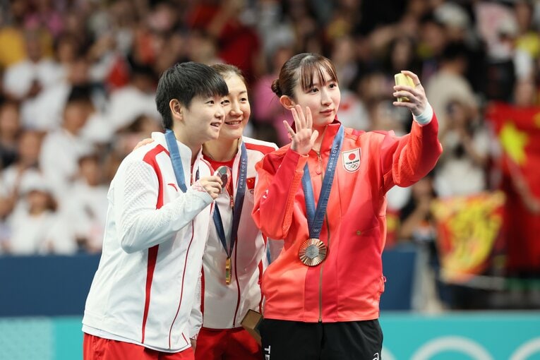 女子シングルスの表彰台で　©︎JMPA