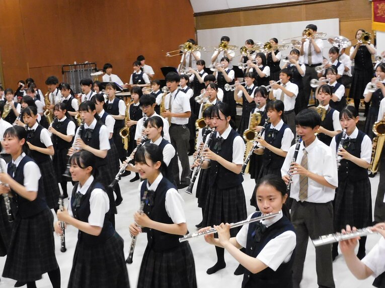 楽しそうに演奏する吹奏楽部の生徒たち　©︎Haruka Sato
