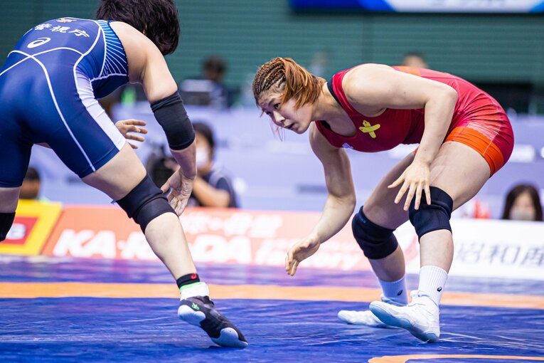 決勝で坂野結衣（左）と対戦した尾崎