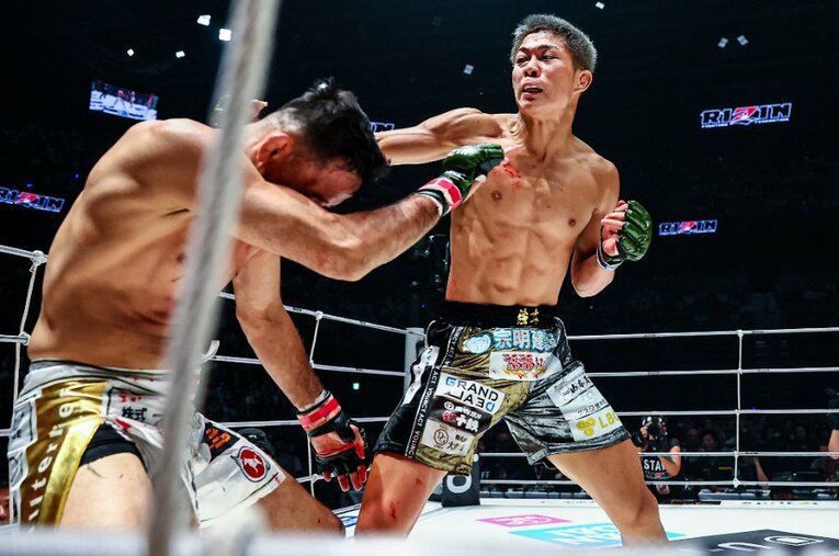 クレベル・コイケに組み付かせず、打撃で試合を制した秋元強真 ／ photograph by RIZIN FF Susumu Nagao
