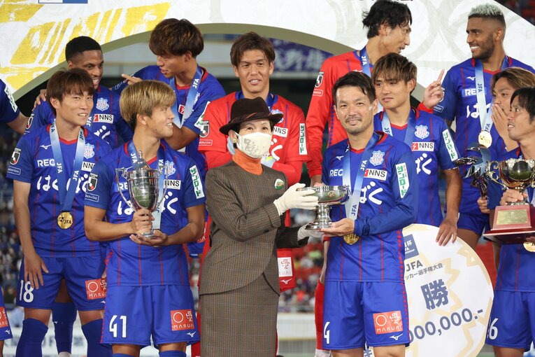 トロフィーを受け取る山本英臣　©2022VFK