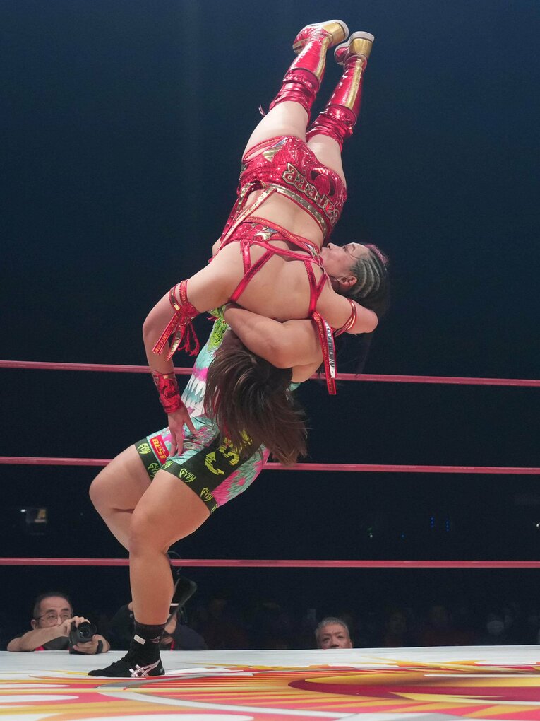 Sareeeをブレーンバスターで投げる橋本千紘　©Essei Hara