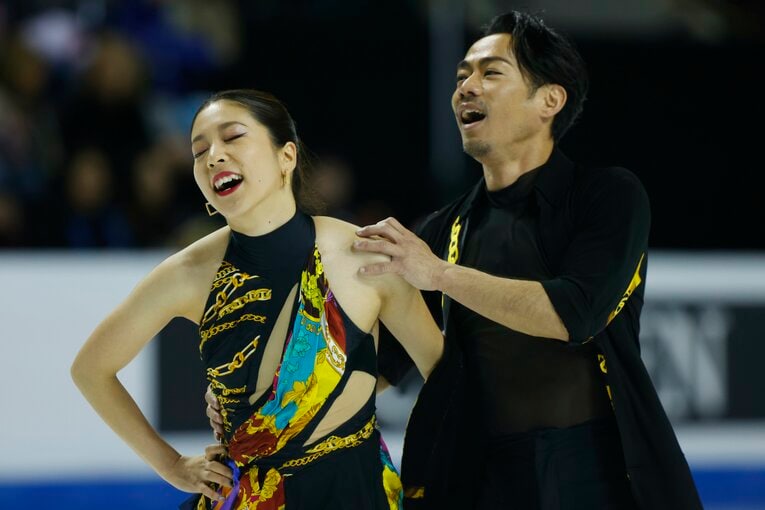 リズムダンスの演技を終えた二人。高橋は村元に「大丈夫」と話していた　©JIJI PRESS