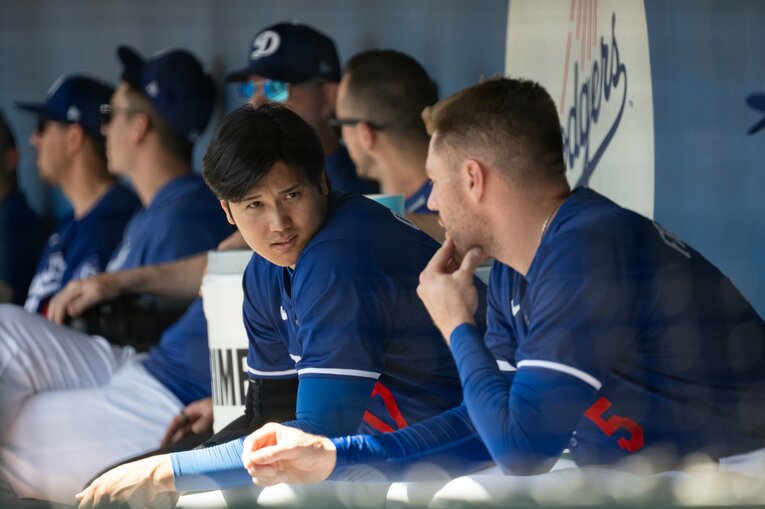 ベンチでチームメイトと話す大谷翔平　©Nanae Suzuki