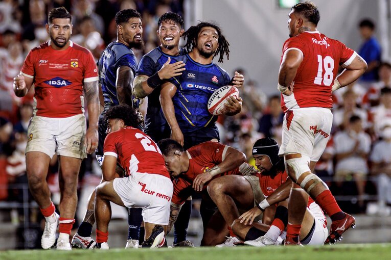 ジャッカルでピンチを阻止した堀江翔太を讃える姫野和樹（3／3枚）