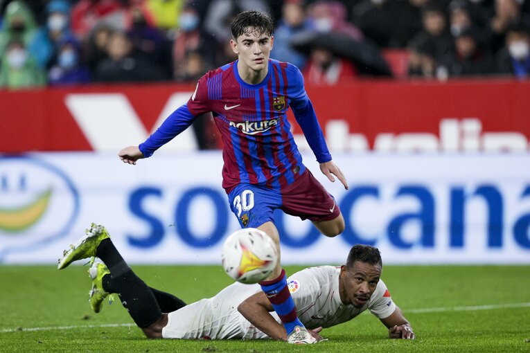 中央でのプレーを得意とするガビも、シャビから偽ウイング役を求められている©Getty Images