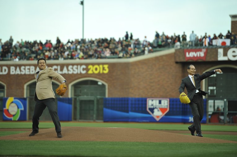 第3回WBC準決勝で始球式に登場した王貞治（右）と原辰徳（2013年）　©︎Naoya Sanuki