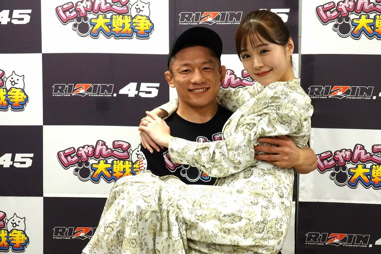 堀口恭司の「お姫さま抱っこ」（1枚目／全3枚）©Koji Fuse